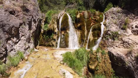 cascada guazalamanco, parque nacional sierra cazorla, segura y villas, jaén, andalucía, españa - pedestal de las piscinas naturales y cascada