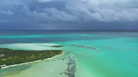 Fliegen-In-Richtung-Der-Horizontlinie-Auf-Dem-Meer