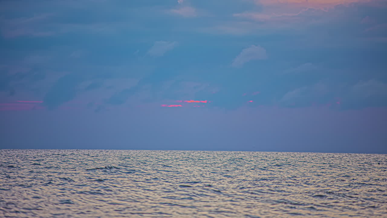 파도가 움직이는 황혼에 바다 위의 장엄한 클라우드스케이프의 시간 경과