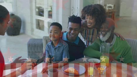 animación de la bandera de los estados unidos sobre una feliz familia afroamericana