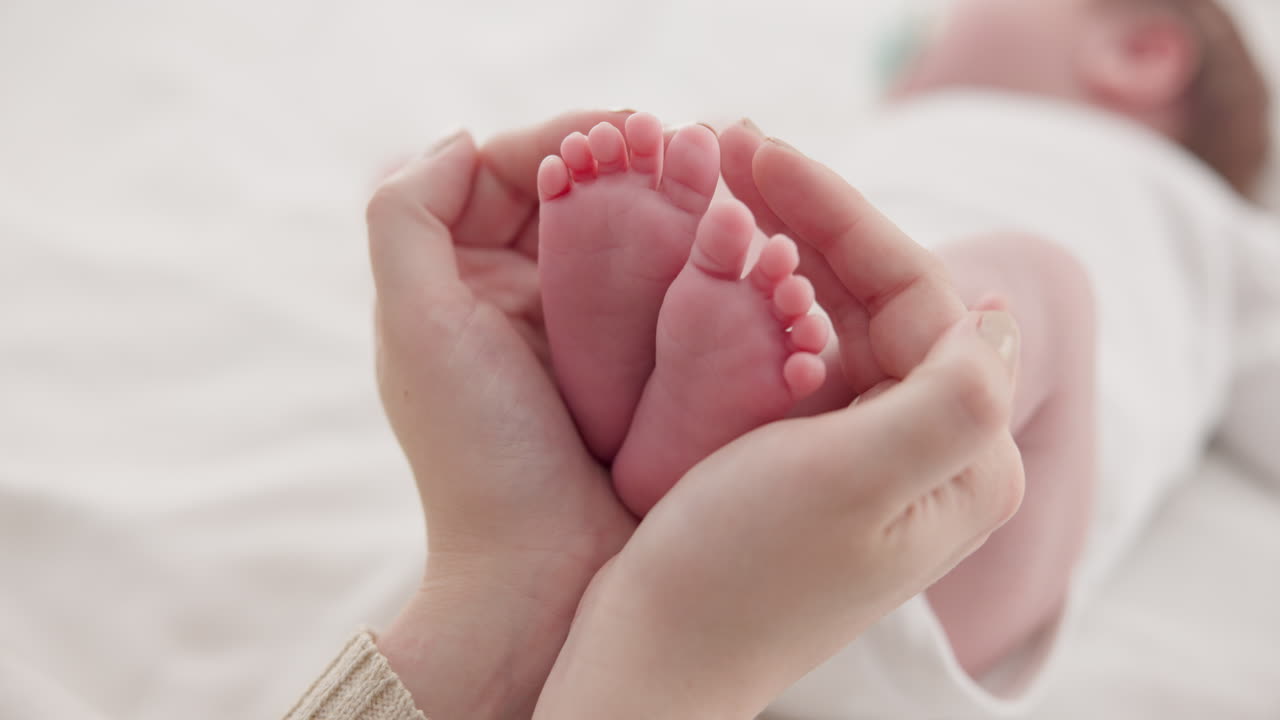 Fødder, hænder og mor med baby