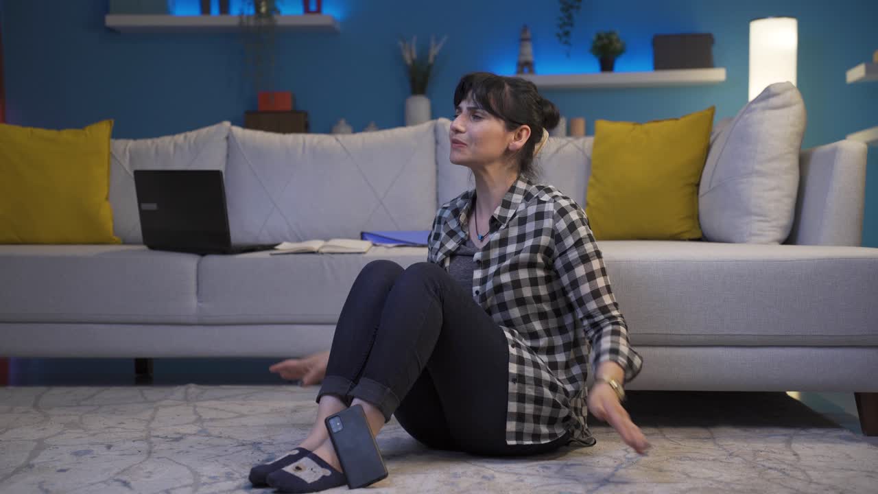 긴장된 여성, 스트레스를 받고 사려 깊은.