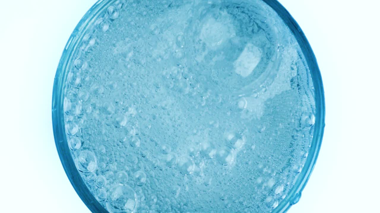 병에서 신선한 순수한 스파클링 물을 잔에 부어. 슈퍼 슬로우 모션으로 물에 거품이.