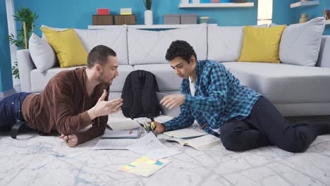 dos hermanos peleando en casa, discutiendo constantemente. una pelea entre hermanos.
