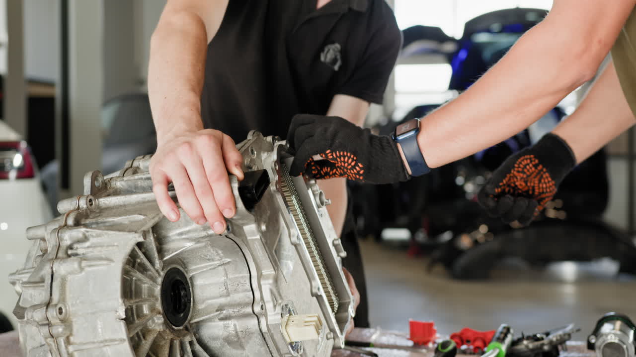 reparación de transmisiones de automóviles por mecánicos