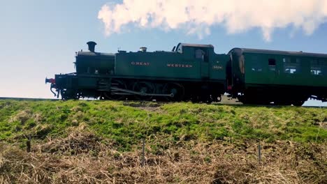 Tren-De-Vapor,-En-El-Campo,-Los-Restos-Del-Castillo-Real-De-Corfe-En-El-Fondo,-Tema-Siguiente-Pan-Lento