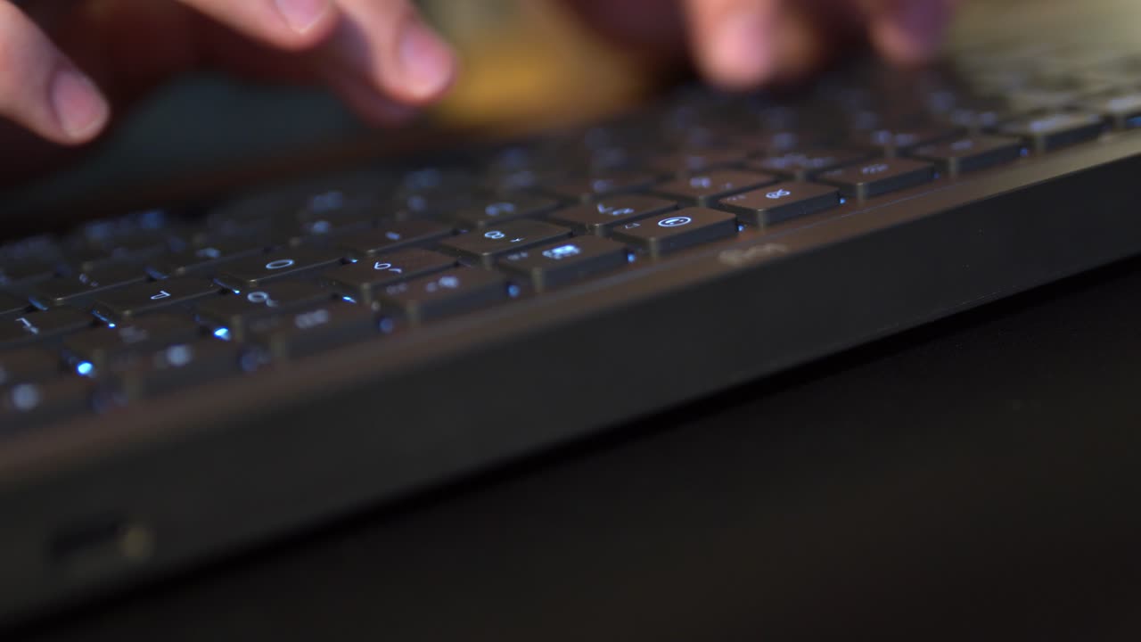 키보드 에 타이핑 하는 남자 손 의 슬라이딩