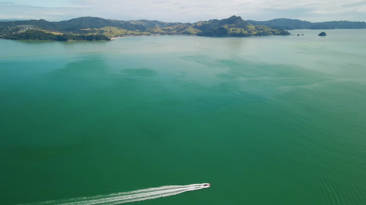 뉴질랜드 코로만델 반도의 유리 같은 바다를 따라 순항하는 스피드 보트