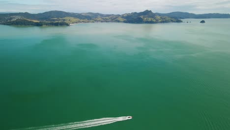 Schnellbootfahrt-Entlang-Des-Glasklaren-Wassers-Der-Coromandel-Halbinsel,-Neuseeland