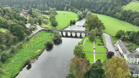 Kilkenny,-Irlanda,-El-Río-Nore-Que-Fluye-A-Través-Del-Pintoresco-Inistioge-En-Una-Mañana-De-Verano