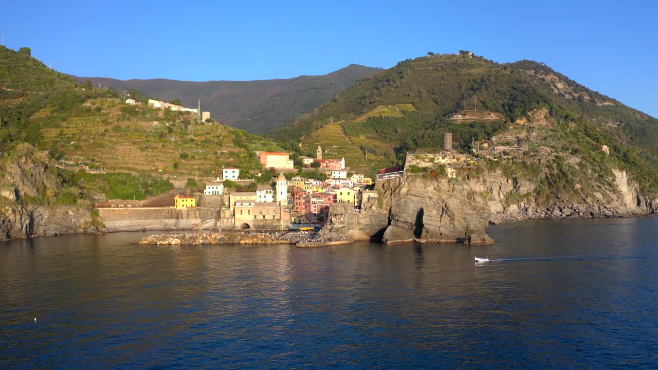 물 위를 날아다니며 이탈리아의 cinque terre 마을로 가고 있습니다.