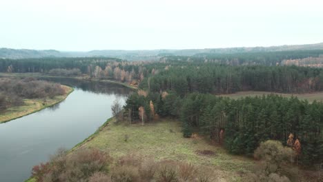 Antenne:-Düsterer-Und-Nebliger-Herbstlandschaftsblick-Mit-Fluss-Neris