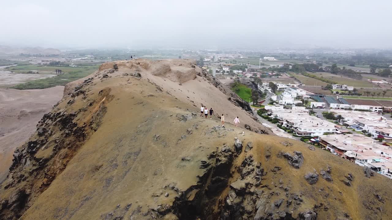 excursionistas caminando a lo largo de la cresta más alta de un acantilado empinado
