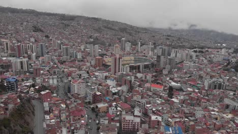 Antena-Giratoria-Baja-Sobre-La-Paz-Muestra-El-Estadio-Olímpico-Hernando-Siles