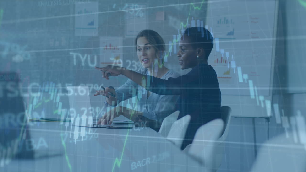 animación de gráficos y tablero de comercio sobre diversas compañeras de trabajo que comparten ideas en la computadora portátil