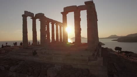 Luftaufnahmen-Von-Drohnen-Der-Antiken-Ruinen-Des-Poseidontempels,-Sounion,-Griechenland-Zur-Goldenen-Stunde