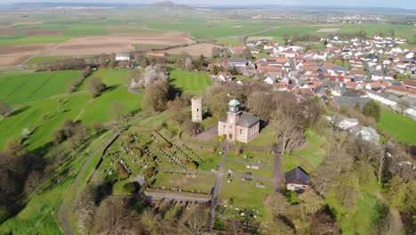 foto aérea de una capilla y una torre medieval en una colina, wettenberg, hesse, alemania