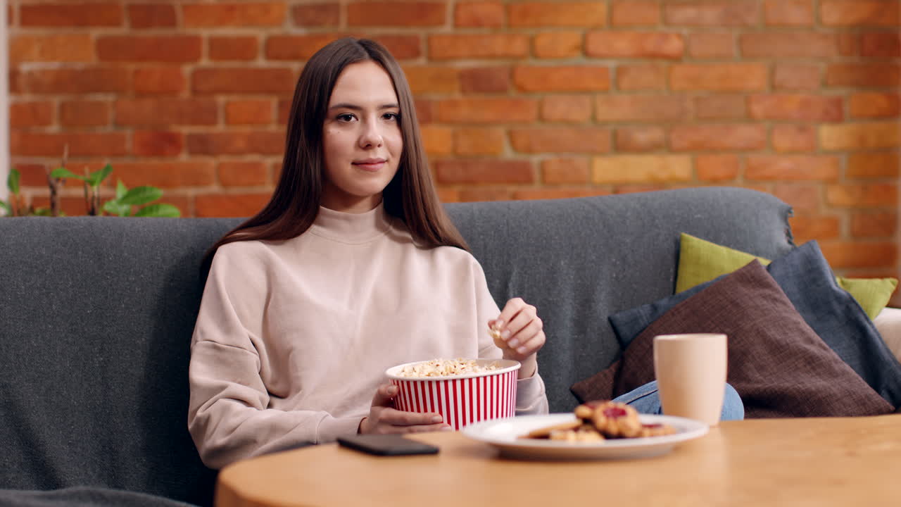 mujer viendo una película en casa