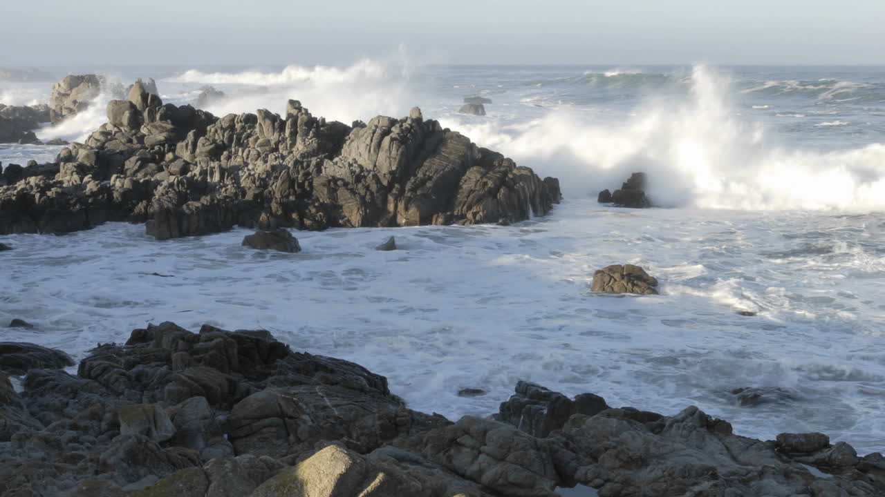 amplio lapso de tiempo de olas rompiendo en las rocas en point pinos en pacific grove california