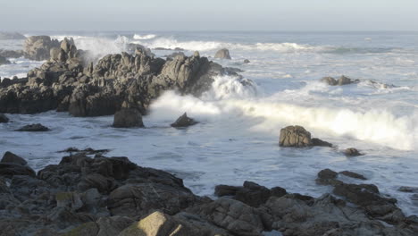 Amplio-Lapso-De-Tiempo-De-Olas-Rompiendo-En-Las-Rocas-En-Point-Pinos-En-Pacific-Grove,-California