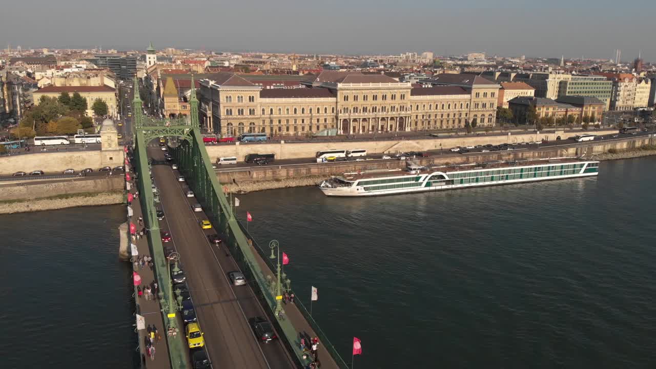 Video aereo del Ponte della Libertà a Budapest, Ungheria.
