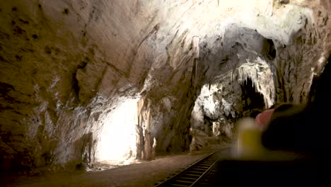 panorámica interior de las cuevas de postojna sobre estalagmitas estalactitas