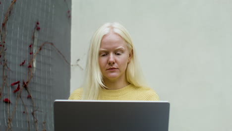 mujer feliz usando laptop