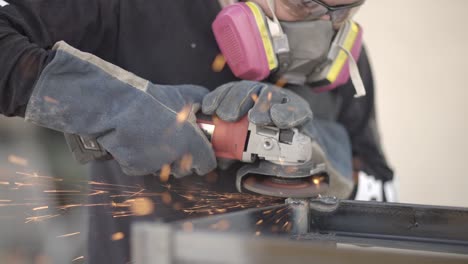 Metalltischler-Poliert-Metallrahmen-Mit-Winkelschleifer-Zeitlupe