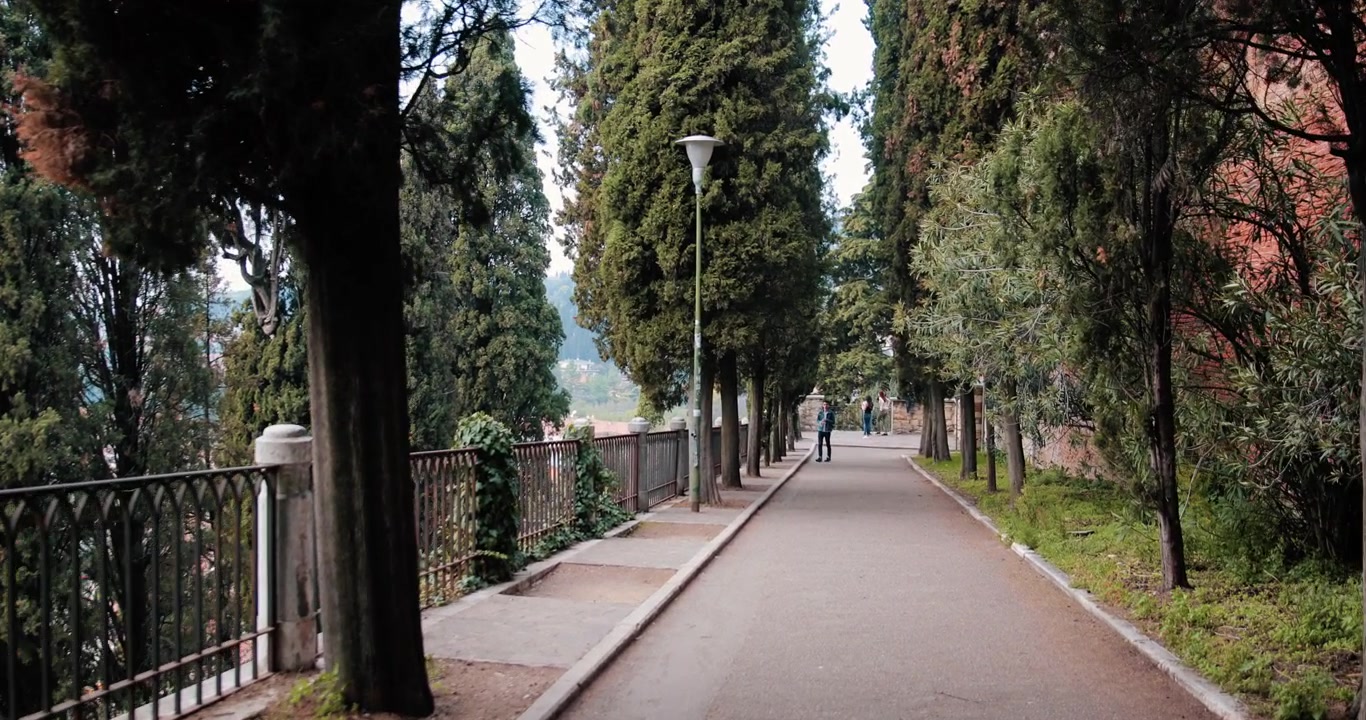 Clip in slow motion della strada che porta a Castel San Pietro, una popolare destinazione turistica per ammirare Verona dall'alto
