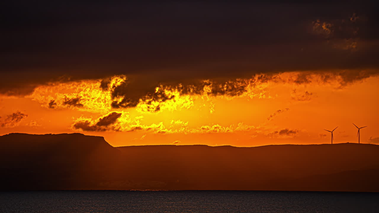 Atemberaubender Kalami-Sonnenuntergang über dem Meer, orangefarbener Himmel, entspannende Zeitrafferaufnahme