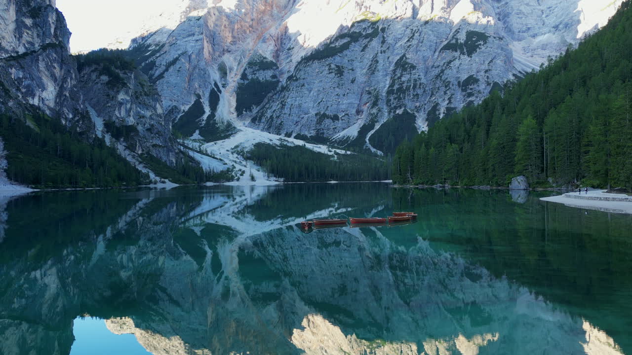 Lago di Braies nelle Dolomiti italiane: maestose cime montuose che si riflettono nelle acque calme e turchesi di un lago alpino in Alto Adige