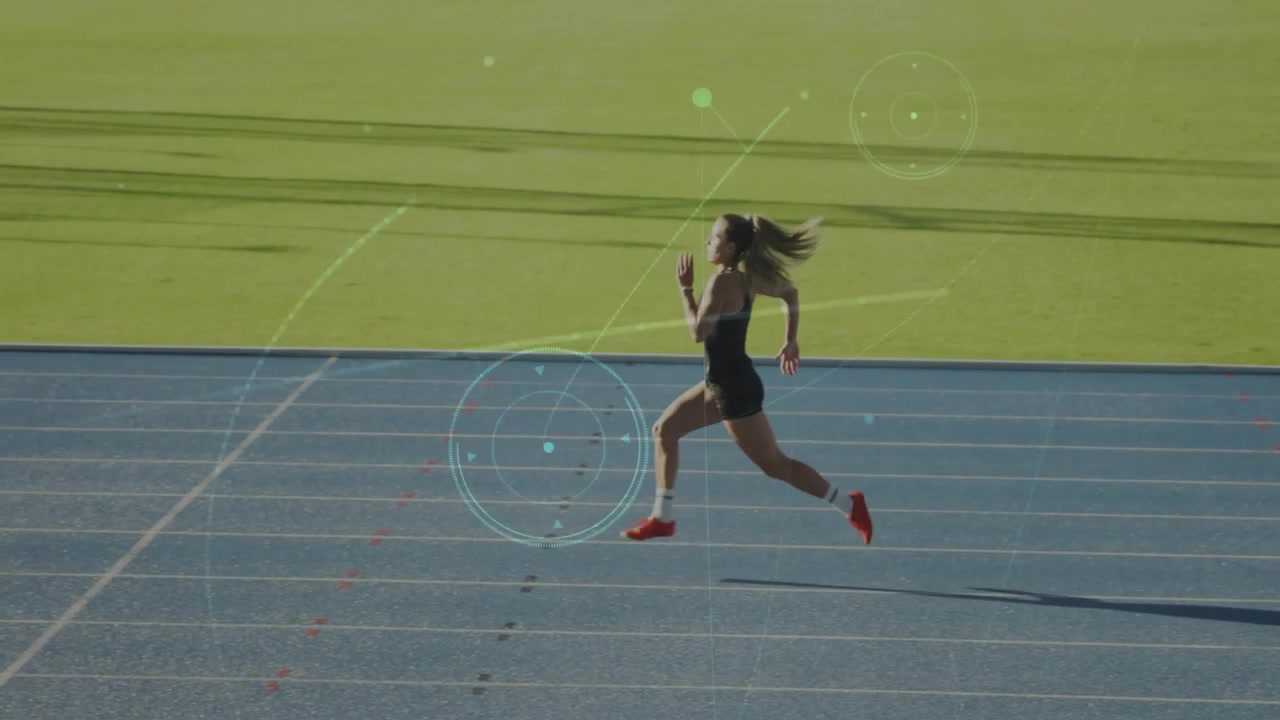 Atleta velocista che entra e accelera nello sprint per dati sportivi con overlay animati.