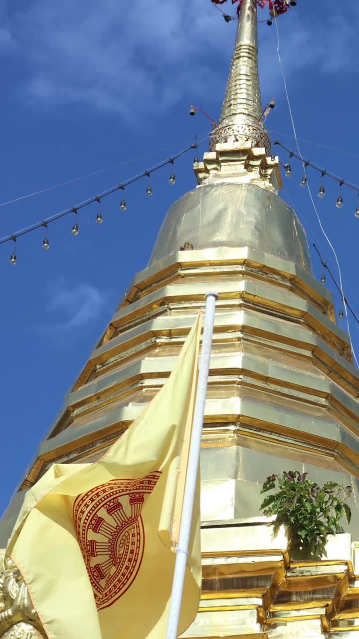 Bandiera che sventola vicino a una stupa buddista dorata