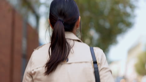 Caminando,-Ciudad-Y-Espalda-De-Mujer-De-Negocios.