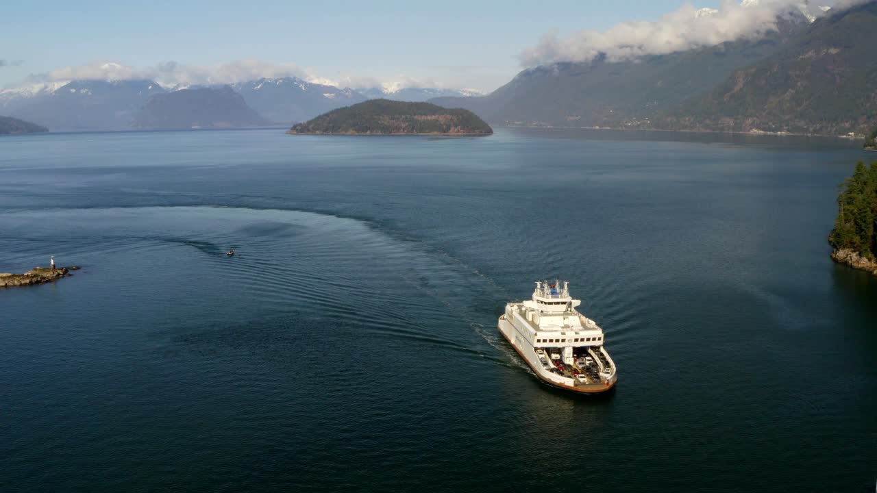 Færge i Howe Sound BC transporterer biler til fastlandet, drone-tilgang