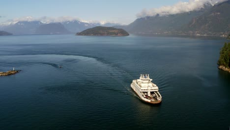 Fähre-In-Howe-Sound-BC-Bringt-Autos-Zum-Festland,-Drohnenanflug