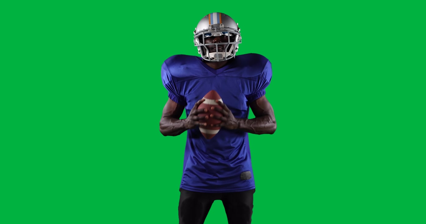 Giocatore di football americano con casco che tiene il pallone su sfondo nero