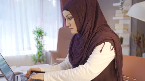 Geschäftsfrau-Im-Hijab-Arbeitet-Von-Zu-Hause-Aus.