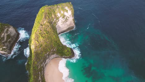 Vista-Aérea-De-La-Hermosa-Playa-Kelingking-Conocida-También-Como-Acantilado-Cap-De-T-rex---Nusa-Penida,-Indonesia