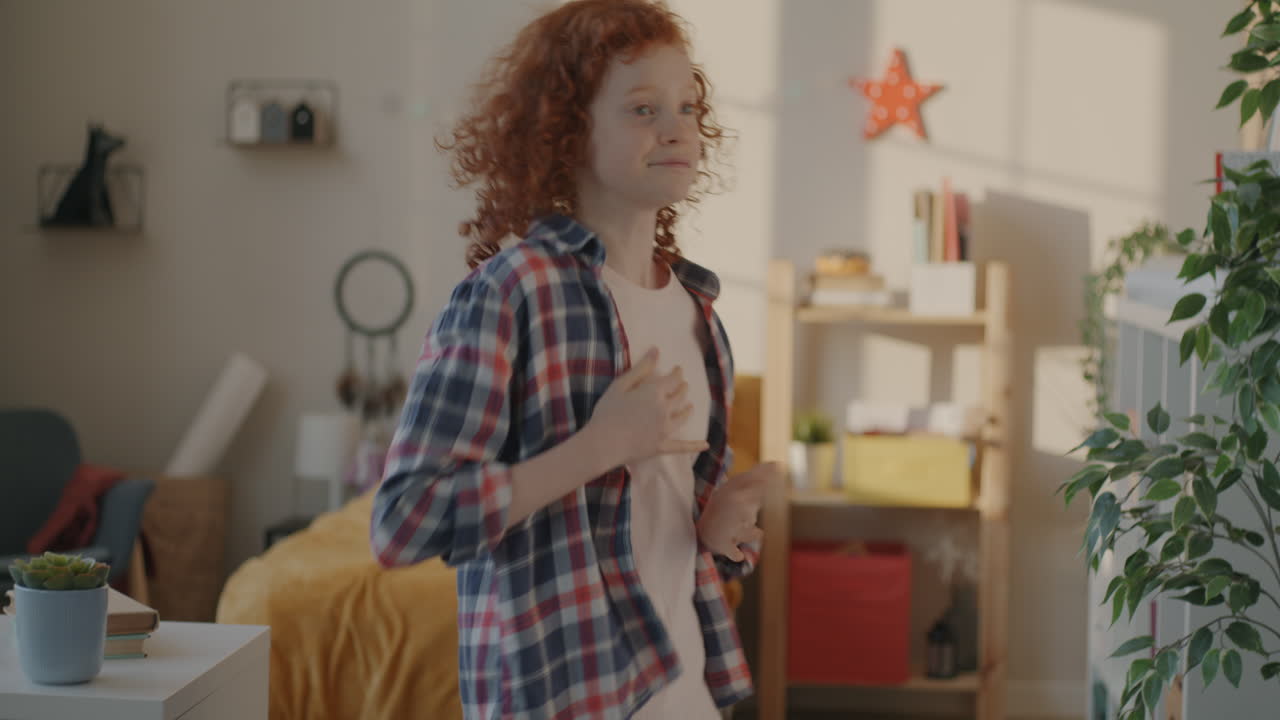 Chica feliz bailando en su habitación