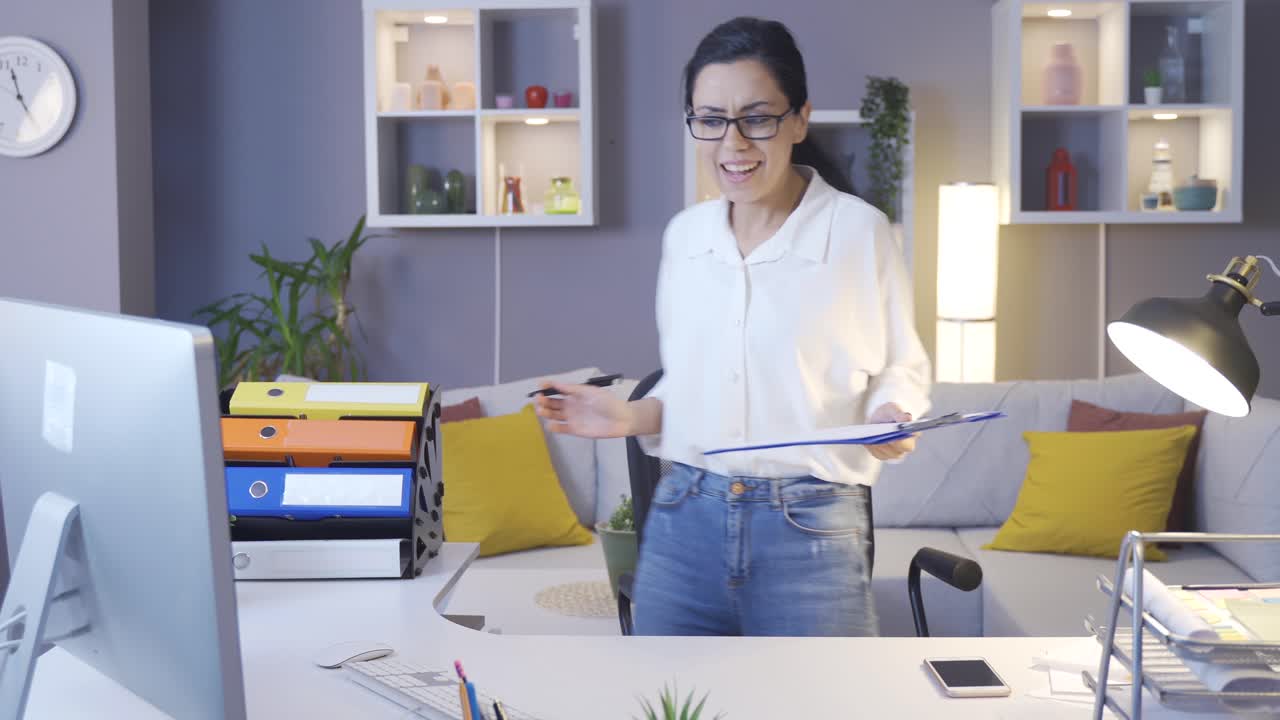 mujer de negocios feliz y positiva trabajando en su oficina en casa.