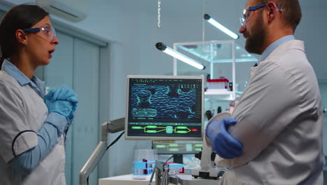 Técnicos-De-Laboratorio-Que-Realizan-Investigaciones-Farmacéuticas-Para-Antibióticos.