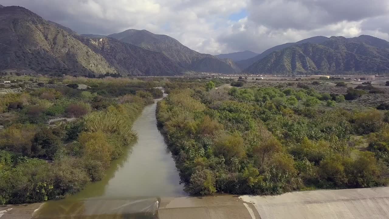 vista aérea del lecho superior del río san gabriel mientras se dirige hacia el sur hacia el océano, el avión no tripulado se dirige al norte hacia el bosque nacional de ángeles en azusa, ca