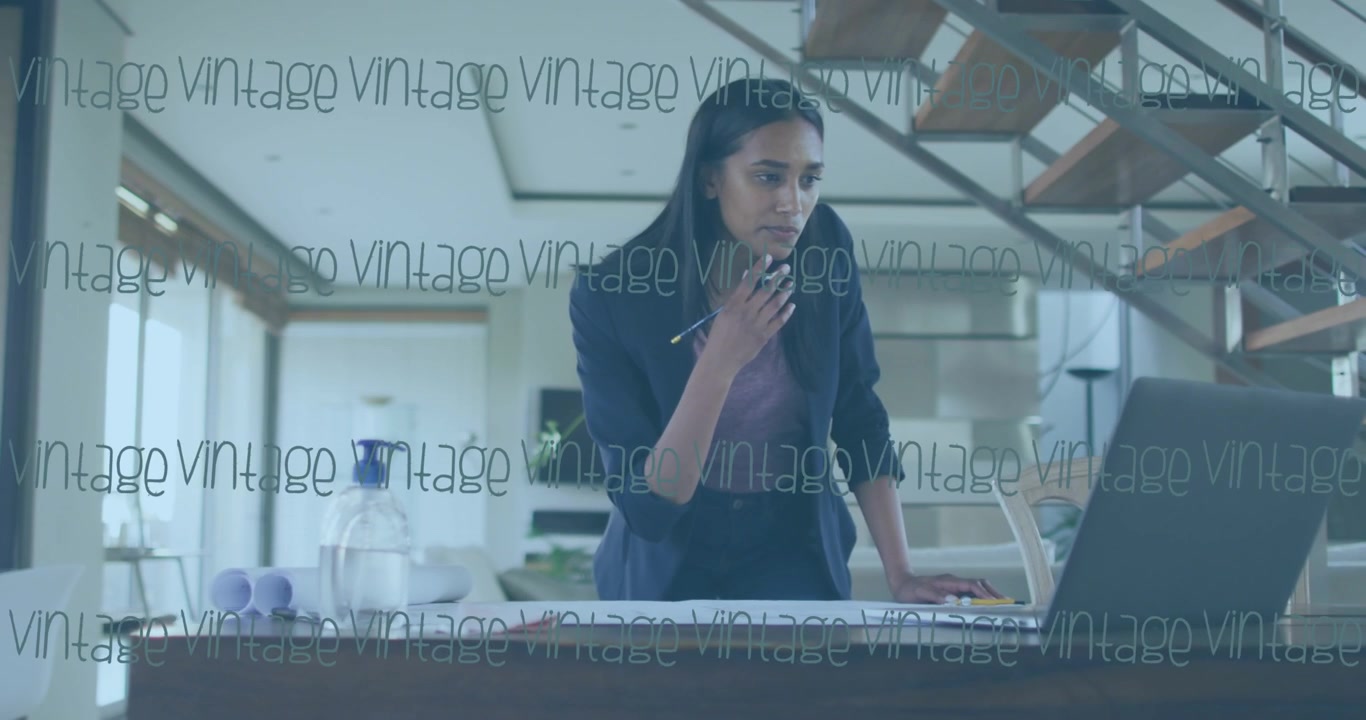 Animazione di diversi banner di testo vintage su una donna che lavora a un progetto in ufficio