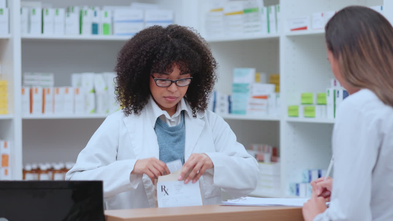 Professionnel de la santé aidant un patient au comptoir