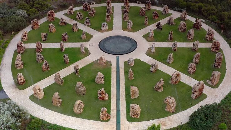Disposizione circolare di pietre in un giardino