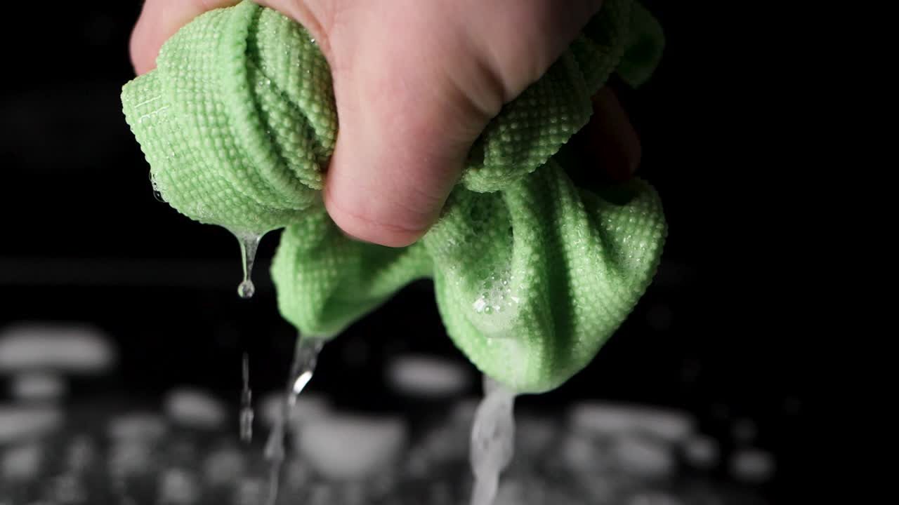 saca un trapo verde con el puño