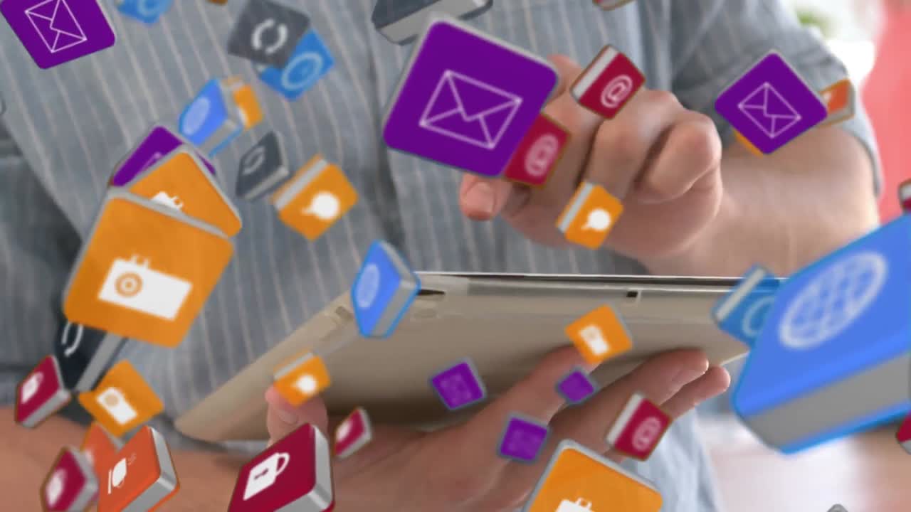 múltiples iconos digitales flotando contra la sección media del hombre usando una tableta digital