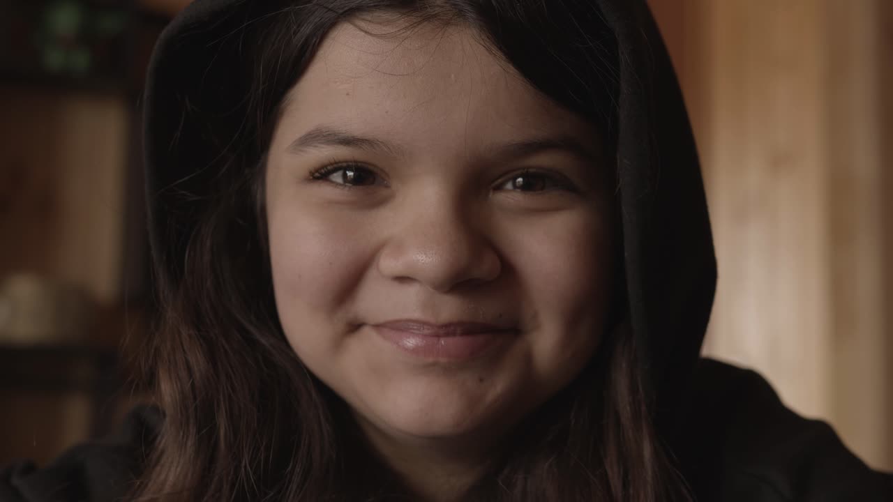 niña mirando directamente a la cámara, haciendo varios gestos