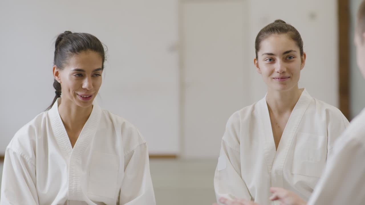 젊은 친구 들 이 얘기 하고 웃고 있다